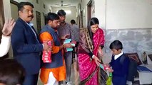 जयपुर स्थापना दिवस के सफलता की खुशी, महापौर ने कच्ची बस्तियों के स्कूलों में बांटी मिठाई