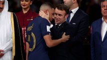 Images de Macron réconfortant Mbappé : «Une stratégie politique qui n’a pas eu l’effet escompté»