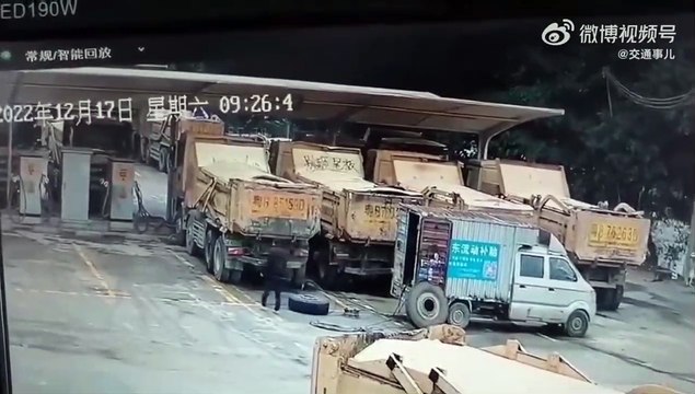 Un pneu de camion ça peut être dangereux... même sans camion