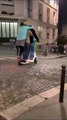 3 Parisiennes rentrent chez elles sur 1 trottinette... enfin presque