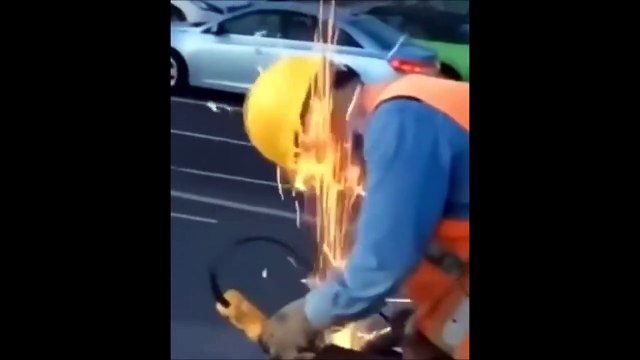 Cet ouvrier est un gros dur... pas peur des étincelles