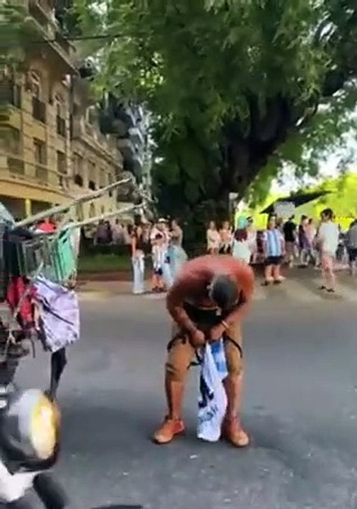 Un supporter de l'argentine donne son maillot à un sdf