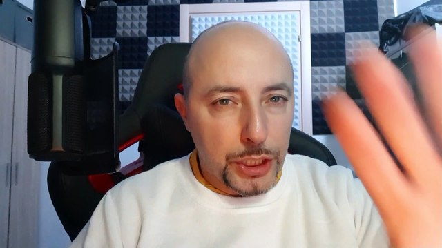 Urla fuori dalla casa del GF Vip, la produzione è costretta a mettere la musica di sottofondo