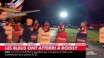 Coupe du Monde : Regardez les Bleus sortir de l'avion à leur arrivée à Roissy Charles de Gaulles