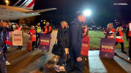 شاهد: آلاف المشجعين يستقبلون المنتخب الفرنسي وصيف بطل العالم في باريس