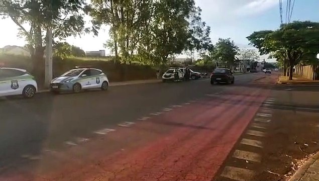 Veículos com pendências e irregularidades são retirados das ruas pela Transitar