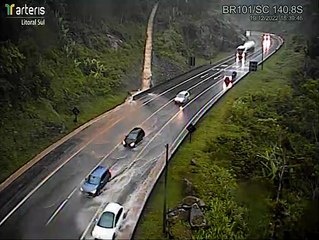 BR-101 tem trecho bloqueado em Balneário Camboriú por causa da chuva
