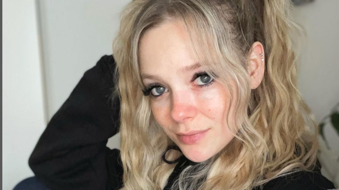 Anne wünsche wehrt sich mit oben-ohne-foto gegen nackt-kritik