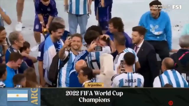 Lionel Messi Celebrates with his lovely family after the Argentina team won 2022 FIFA World Cup champion 아르헨티나 팀이 2022년 FIFA 월드컵 챔피언을 차지한 후 사랑스러운 가족과 함께 축하하는 리오넬 메시