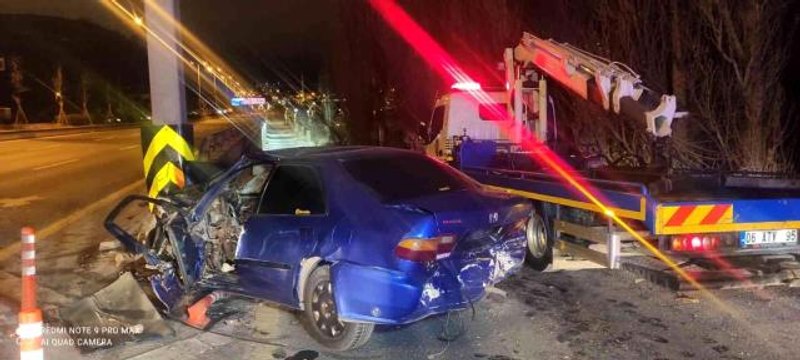 Aracının direksiyon hakimiyetini kaybedip bariyerlere çarptı: 1 ölü, 1 yaralı