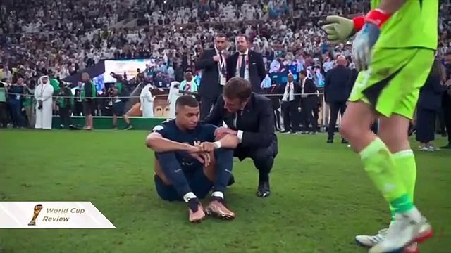 France President Macron and Argentina's Martínez comfort Mbappe after France's defeat @ FIFA World Cup 2022 Der französische Präsident Macron und der Argentinier Martínez trösten Mbappe nach der Niederlage Frankreichs bei der FIFA Fussball-Weltmeistersc