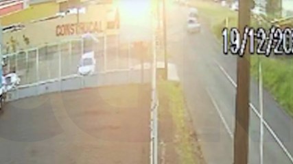 Colisão entre moto e ônibus é flagrada por câmera no Santa Felicidade