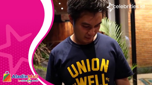 Baim Wong Mendadak jadi Pawang Ular, Amankan Anakan Kobra di Kantor Baru