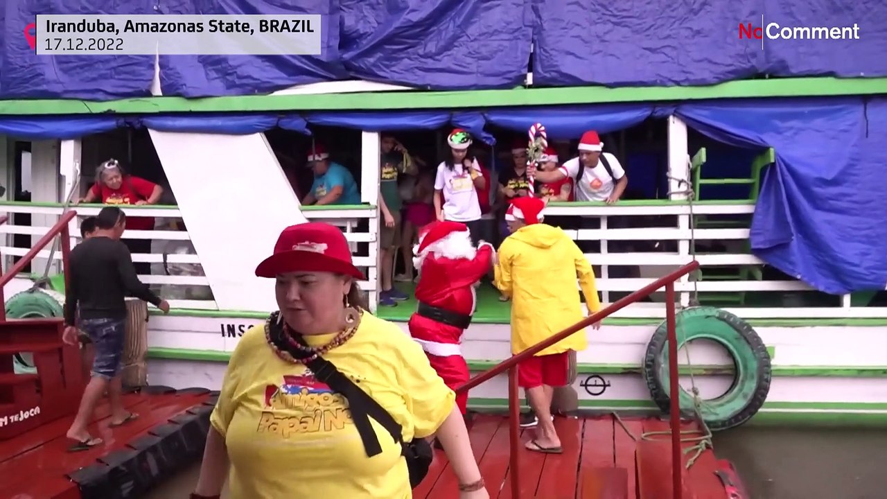 Wenn Santa in den Dschungel schippert, kickt er mit Indigenen