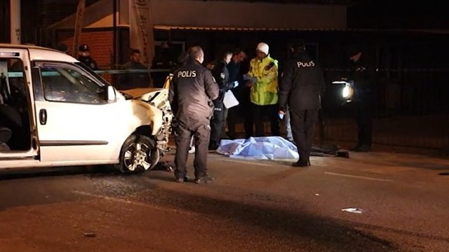 Malatya'da hafif ticari araç kaldırımda yürüyen yayaylara çarptı