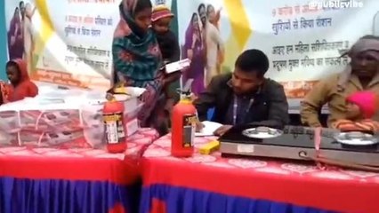 कटिहार: ग्रामीण महिलाओं को गैस के सही उपयोग के बारे में दी जानकारी