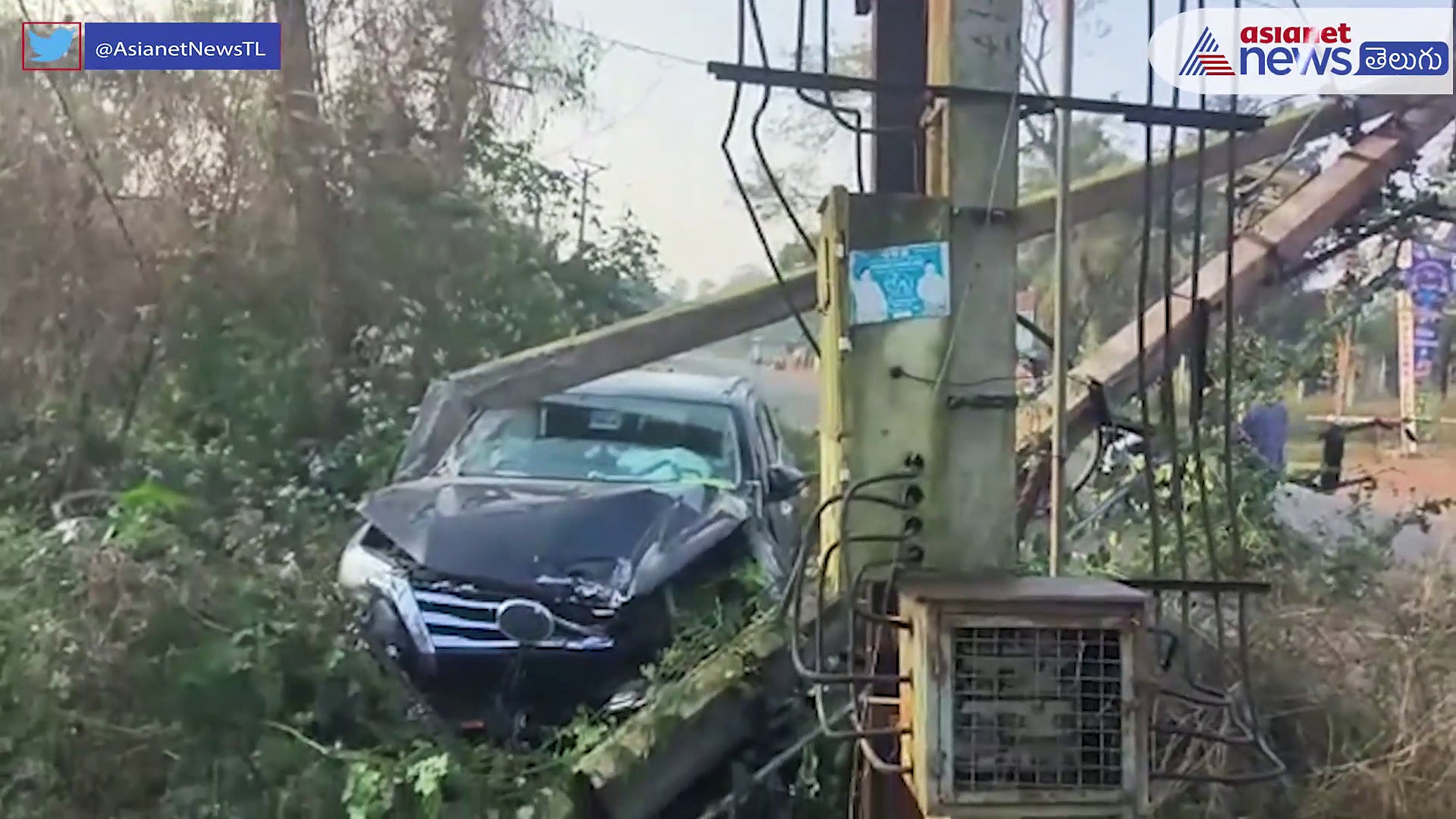 కరెంట్ స్తంభాన్ని ఢీకొన్న వైసిపి ఎమ్మెల్యే కారు... తృటితో తప్పిన ప్రమాదం 