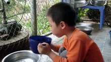 Bé tập đánh răng