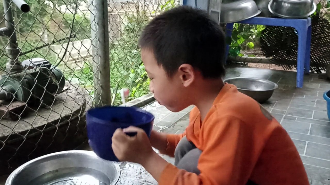 Bé tập đánh răng