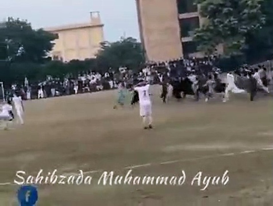 *اس لیئے پاکستان کی ٹیم ولڈکپ میں کوئی فٹبال ٹیم نہیں ہے ورنہ یہ حالت ہوتی پاکستان کے لوگ مرغا نہیں پکڑ سکتے تو گول کس طرح ہوگا__؟* *پاکستانیوں کچھ خوف کرو *