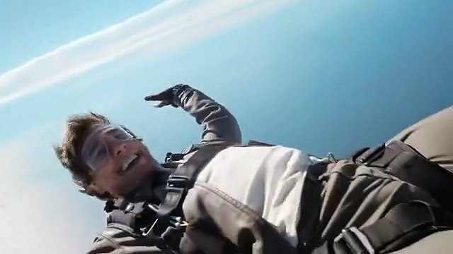 Tom Cruise uçaktan atlayarak teşekkür etti