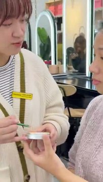 Cô gái khiếm thính được nhận học trang điểm, tự tin trong diện mạo mới