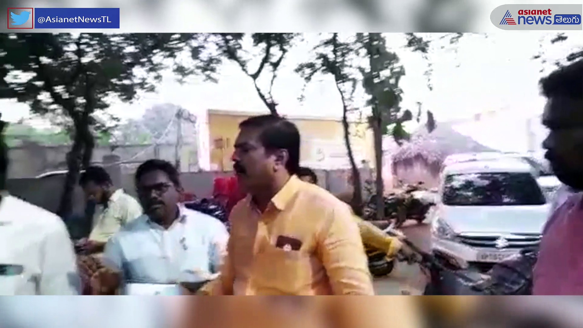 కొండపల్లిలో వైసిపి వర్సెస్ టిడిపి... మున్సిపల్ ఆపీస్ వద్ద కౌన్సిలర్ల మాటలయుద్దం