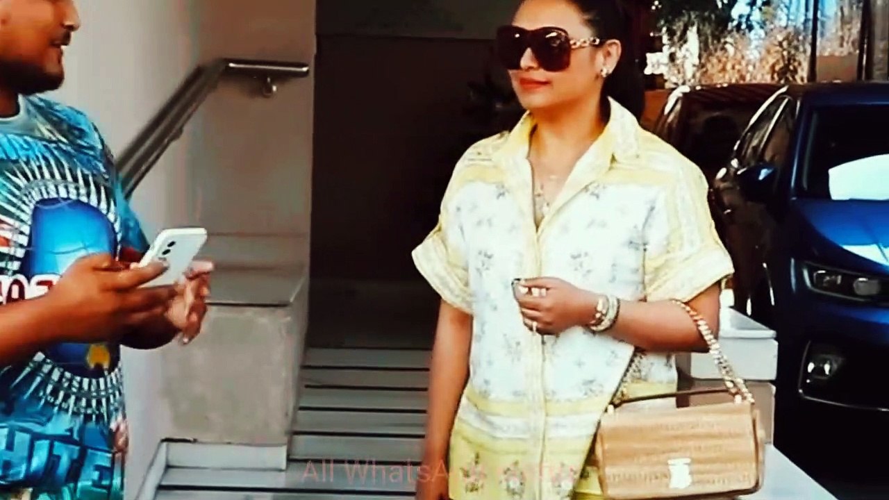 रानी मुखर्जी ने अपने फैन्स के साथ फोटो खींची