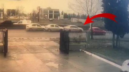 Korna çaldıkları sürücü durunca araçlar birbirlerine girdi! O anlar kamerada