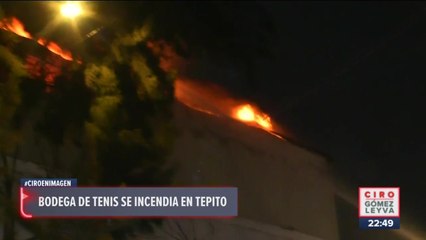 Bodega de tenis se incendia en Tepito