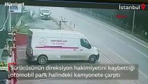 Sürücüsünün direksiyon hakimiyetini kaybettiği otomobil park halindeki kamyonete çarptı