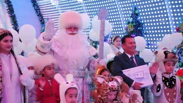 Türkmenistan’daki 43 metrelik yeni yıl ağacının ışıkları yakıldı