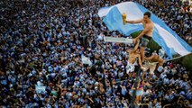 لحظة وصول ميسي العاصمة الأرجنتينية  حاملاً كأس العالم2022