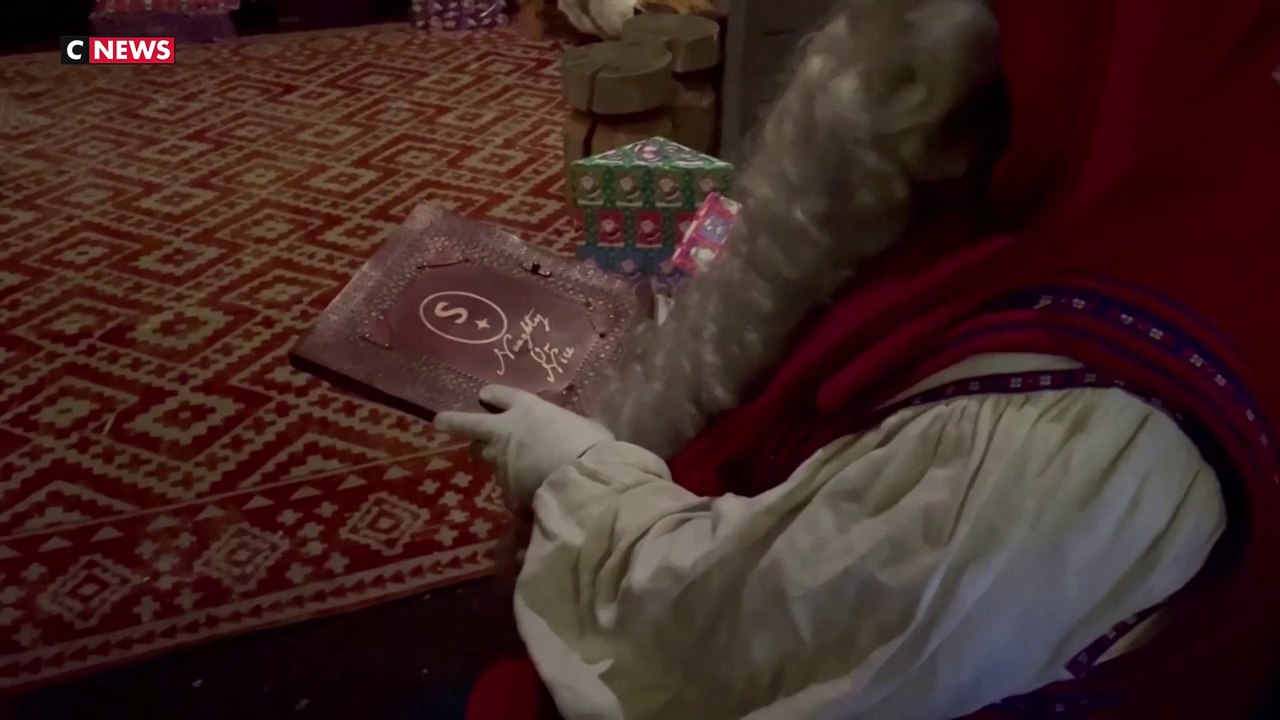 Découvrez la maison du Père Noël dans un petit village enneigé de Finlande