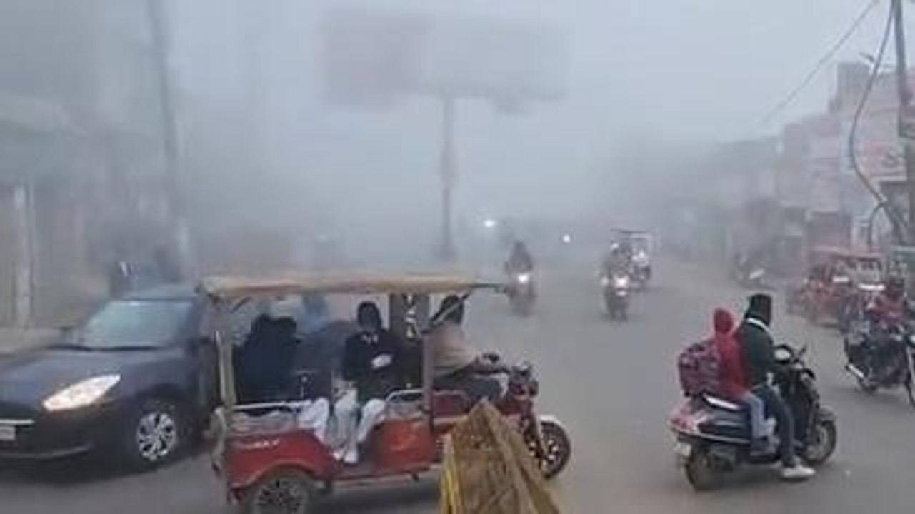 सम्भल:घने कोहरे और सर्दी से ठिठुरते नजर आए स्कूली बच्चे और लोग