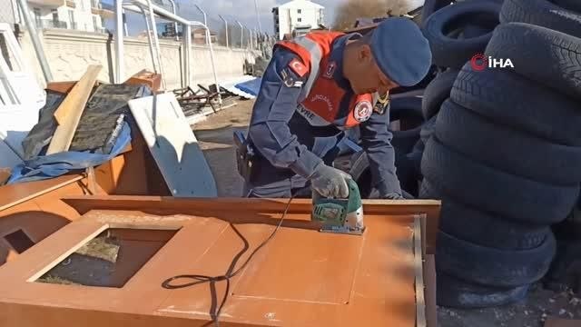 Jandarma, geri dönüşümden topladığı malzemelerle hayvanlara yuva yaptı