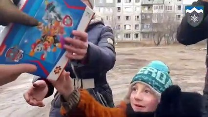 Numa Bakhmut em ruínas, soldados trazem alegria no Dia de São Nicolau