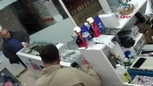 Cep telefonu bomba gibi patladı! O anlar kamerada