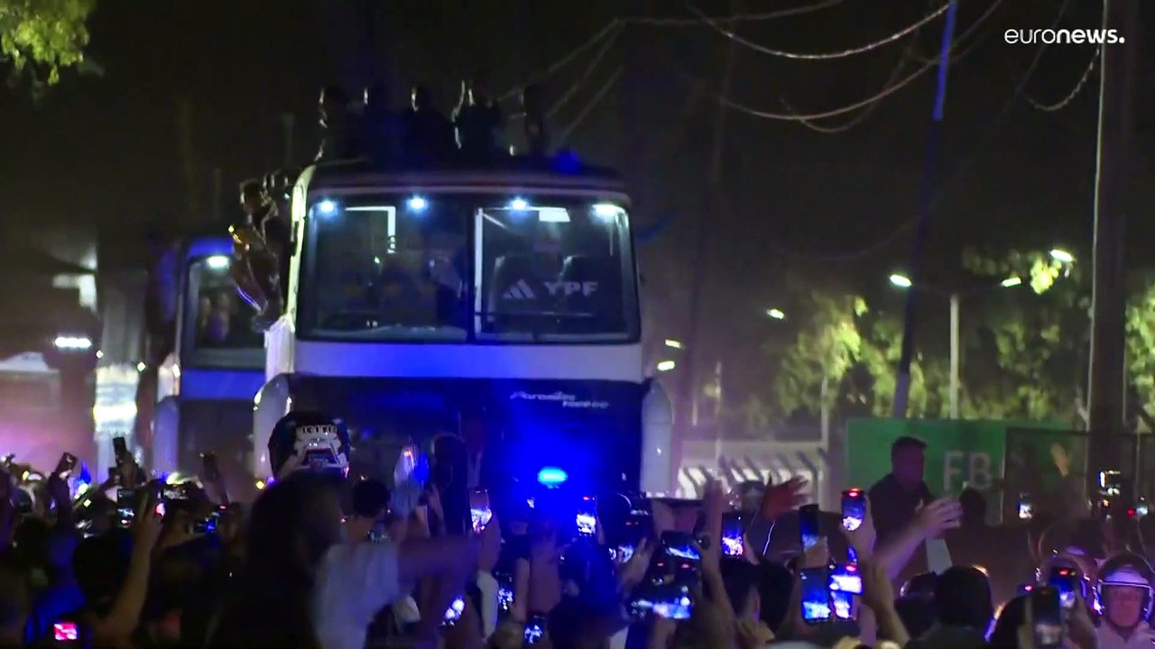 Seleção argentina recebida em festa em Buenos A...
