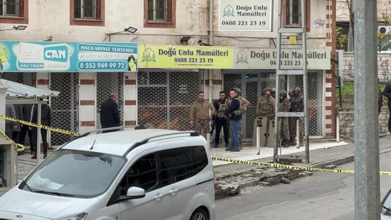 Batman'da halı işletmeciliği yapan esnaf, kaçak kontrolü için dükkanına gelen 3 DEDAŞ personelini silahla rehin aldı