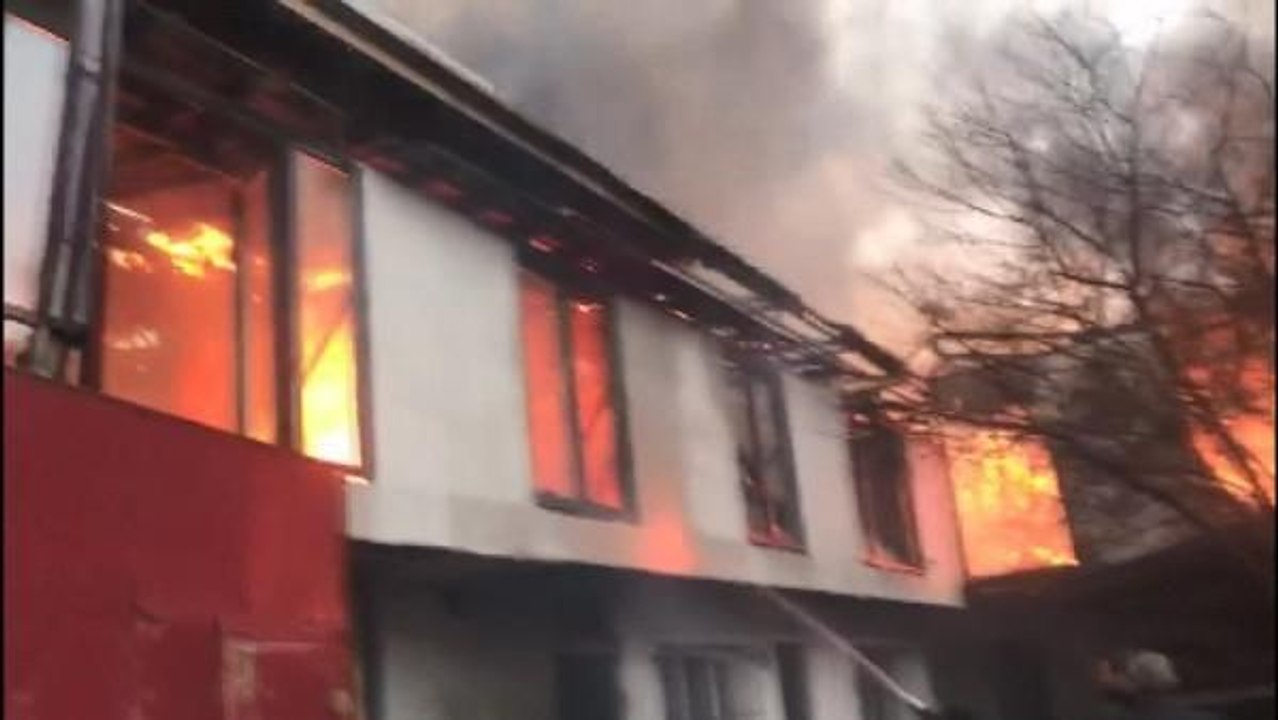 Ali Poyrazoğlu Tiyatrosu'na ait depo, çıkan yangınla küle döndü! "Yangın her şeyi aldı" diyen Poyrazoğlu'ndan duygusal paylaşım