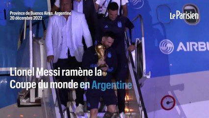 Скачать видео: Messi, la Coupe du monde à la main, à la descente de l'avion, à Buenos Aires