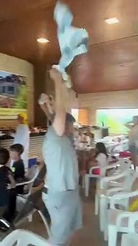 Un supporter argentin veut sauter dans la piscine après la victoire de son équipe