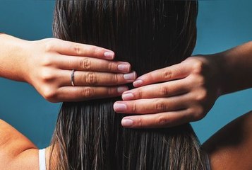 Après-shampoing : ce geste, qui requiert seulement 2 minutes, booste son efficacité