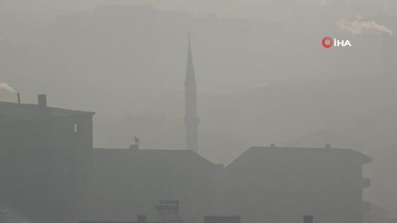 Yüksekova'da yoğun sis: Görüş mesafesi 10 metreye kadar düştü