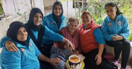 YALNIZ YAŞAYAN 88 YAŞINDAKİ KADINA SÜRPRİZ DOĞUM GÜNÜ