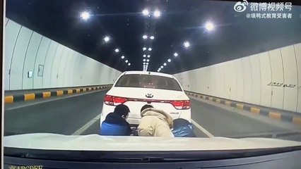 Ils changent la plaque d'immatriculation de leur voiture en s'arrêtant au milieu d'un tunnel