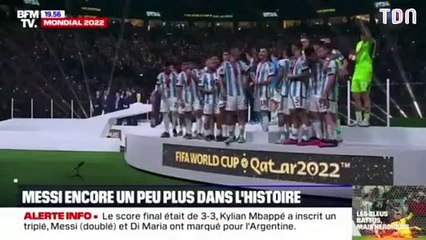 Estelle Denis accusée de racisme après une remarque sur le "peignoir" porté par Messi