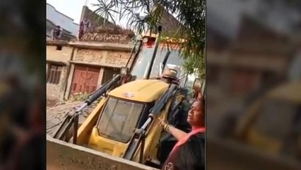 सिवान: अवैध निर्माण पर चला प्रशासन का बुलडोजर, महिला ने जताया विरोध, देखें वायरल वीडियो
