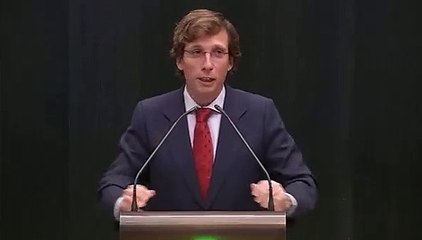 Martínez-Almeida se descojona de una concejal del PSOE cuando le pregunta qué haría sin Sánchez